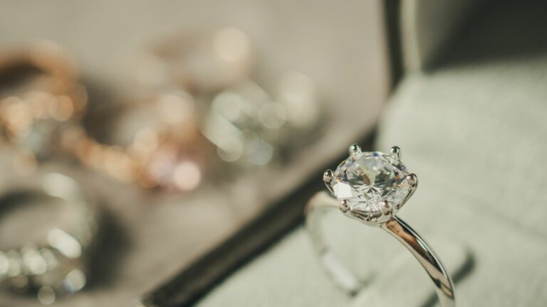 Anello con diamante